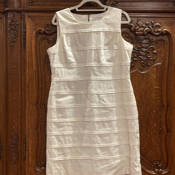 While sleeveless dresses - Picture 2 of 8